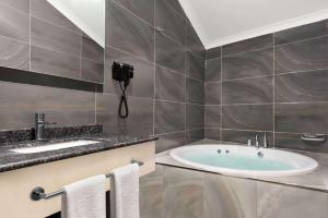 A bathroom at Ramada by Wyndham Sakarya Hendek