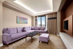 A seating area at Ramada by Wyndham Sakarya Hendek