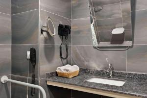 A bathroom at Ramada by Wyndham Sakarya Hendek