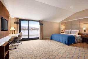 A bed or beds in a room at Ramada by Wyndham Sakarya Hendek