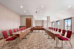 The business area and/or conference room at Ramada by Wyndham Sakarya Hendek