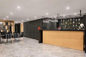 The lounge or bar area at Ramada by Wyndham Sakarya Hendek