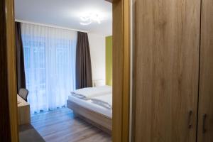 1 dormitorio con cama y ventana en Gästehaus Hotel Wilms, en Colonia