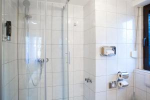 Ett badrum på Gästehaus Hotel Wilms