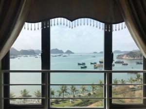 Huong Cang Sea View Hotel في كات با: نافذة مطلة على الماء
