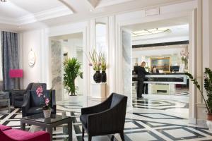 un soggiorno con pianoforte sullo sfondo di Hotel Imperiale by OMNIA hotels a Roma