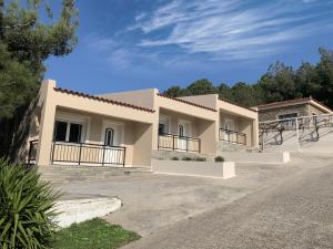 a house with a porch and a driveway at Iliovasilema in Platy