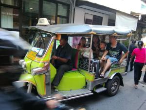 een groep mensen die in een kleine auto rijden bij The Cube Sathorn Boutique Hotel เดอะ คิวบ์ สาทร บูติค โฮเทล Near BTS Surasak in Bangkok
