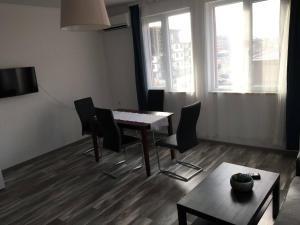 un soggiorno con tavolo da pranzo e sedie di ApartVel apartment 3 a Velingrad