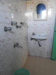 a bathroom with a sink and a window at Vamoose Latpanchor Homestay in Mangpu