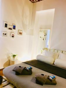 ein Schlafzimmer mit einem Bett und zwei Handtüchern auf dem Boden in der Unterkunft APPARTALOFT CENTRALE VR48 in Turin