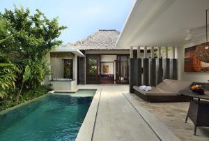 Der Swimmingpool an oder in der Nähe von Mahagiri Villas Sanur