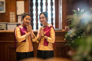 Dos mujeres aplaudiendo en una sinagoga en Okay Palace Hotel, en Phnom Penh