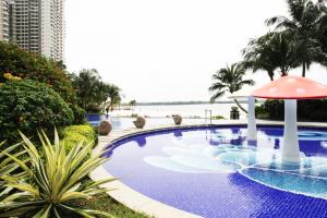 The swimming pool at or close to Country garden danga bay ,bay point