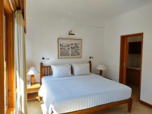 Postel nebo postele na pokoji v ubytování Puri Mesari Hotel