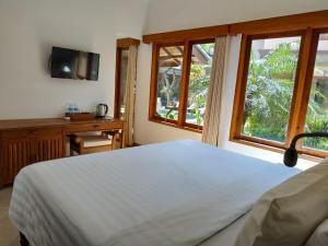 Postel nebo postele na pokoji v ubytování Puri Mesari Hotel