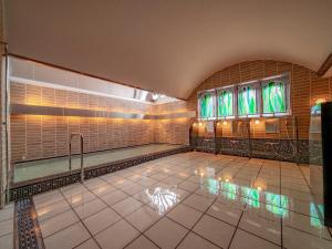 einen Pool im Bad mit Buntglasfenstern in der Unterkunft Kurashiki Ivy Square in Kurashiki