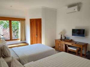 Postel nebo postele na pokoji v ubytování Puri Mesari Hotel