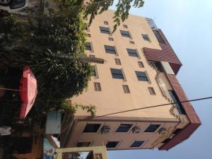 un grand bâtiment avec un panneau devant lui dans l'établissement Grand View Guesthouse, à Phnom Penh