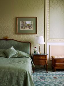 Una cama o camas en una habitación de Grand Hotel Wien
