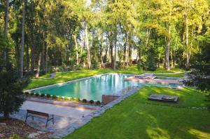 Bazén v ubytování Zámek Ratměřice - Hotel & Resort nebo v jeho okolí
