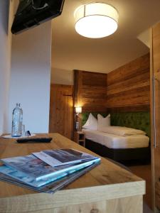 Hotel zum Weissensee客房内的一张或多张床位