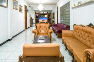 A seating area at Sekar Ayu Hotel Malioboro Mitra RedDoorz