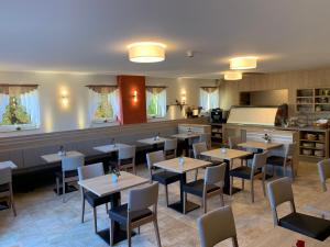 un ristorante con tavoli e sedie e una cucina di ST Michael Atrona GmbH a Euskirchen