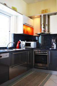 テオロゴスにあるVilla View-Topiaのキッチン(ステンレス製の電化製品、電子レンジ付)