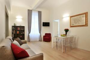uma sala de estar com um sofá e uma mesa em Opera 19 Luxury Apartment em Florença