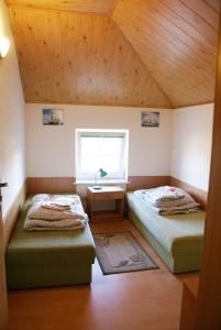 1 dormitorio con 2 camas individuales y ventana en Barwy Morza - domki, en Rowy