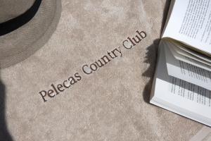 Un libro con las palabras "club de la comunidad de paz" junto a un periódico. en Pelecas Country Club, en Pelekas