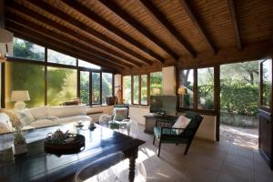 a living room with a couch and a table at Pelecas Country Club in Pelekas