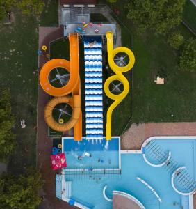 an overhead view of a swimming pool with a large pool at Hotel Fortuna in Dávod