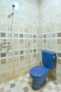 A bathroom at Sekar Ayu Hotel Malioboro Mitra RedDoorz