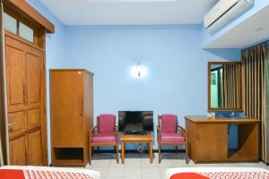 A television and/or entertainment centre at Sekar Ayu Hotel Malioboro Mitra RedDoorz