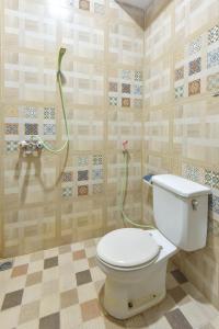 A bathroom at Sekar Ayu Hotel Malioboro Mitra RedDoorz