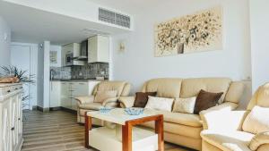 Svetainės erdvė apgyvendinimo įstaigoje Beachfront apartment in Fuengirola with sea views