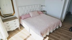 Voodi või voodid majutusasutuse Beachfront apartment in Fuengirola with sea views toas