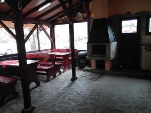 Zimmer mit einem Tisch und einem Kamin in einem Gebäude in der Unterkunft Villa Ribarica in Ribarica