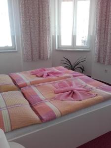 チェルヴェニー・コステレツにあるHotel Šrejberのベッド(ピンクのタオル付)