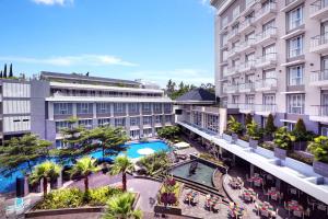Bazén v ubytování Grand Mercure Bandung Setiabudi nebo v jeho okolí
