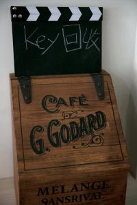 a sign that says cafe of godard on top of a wooden box at 履舍民宿Footinn in Taitung City