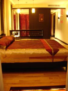 a bedroom with a large bed in a room at room 5 pattaya tower in Pattaya Central
