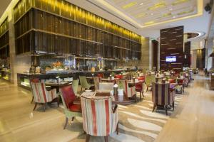 a restaurant with tables and chairs and a bar at Wanda Vista Quanzhou in Quanzhou +32 photos