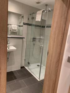 ein Badezimmer mit Dusche, Toilette und Waschbecken in der Unterkunft Gästehaus Alpinia in Berlin