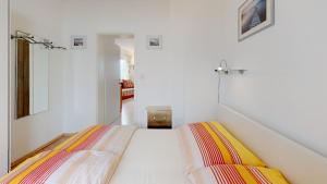 グムンデンにあるGrünbergnahe Wohnung 45m2 und weißes Zimmer 17 m2の小さなベッドルーム(ベッド1台、鏡付)