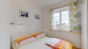 Postel nebo postele na pokoji v ubytování Topwohnung 45m2 oder weißes Zimmer 15 m2 - Nähe Grünberg
