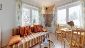 Posezení v ubytování Topwohnung 45m2 oder weißes Zimmer 15 m2 - Nähe Grünberg