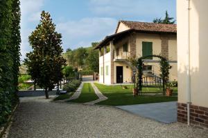 a house with a garden and a driveway at Lange in Priocca